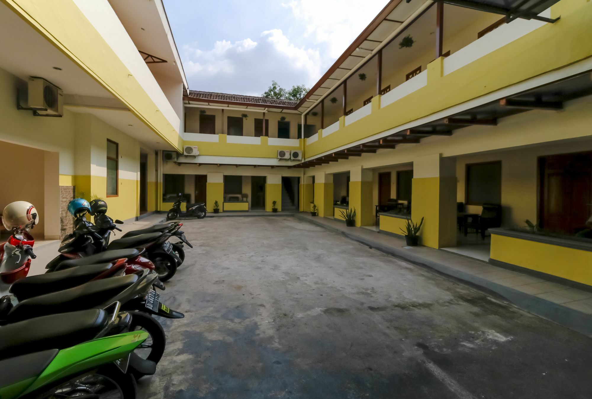 Reddoorz Plus @ Slamet Riyadi Solo Exterior foto